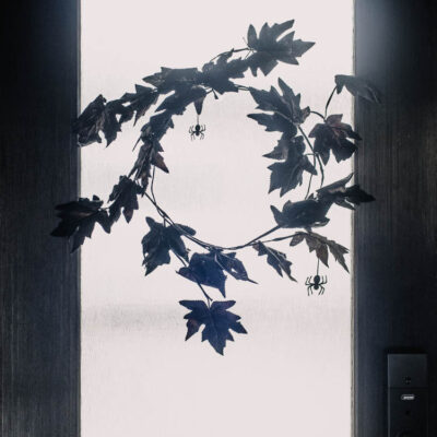 DIY Minimalist Halloween Wreath with little spiders