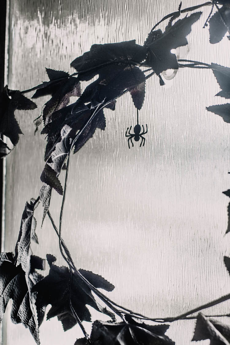 DIY Minimalist Halloween Wreath with little spiders