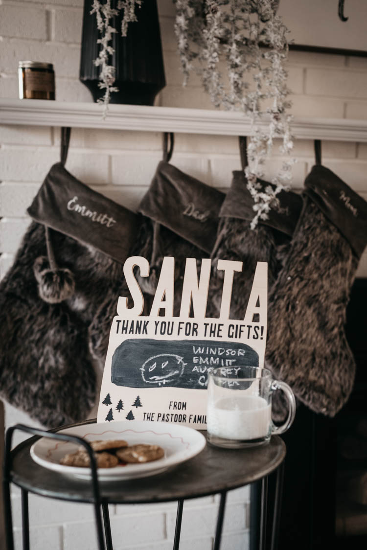 DIY Sign for Santa - love this personalized sign to thank santa for the gifts, what a special tradition