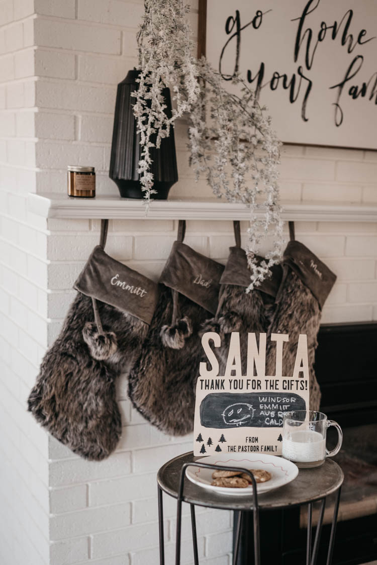 DIY Sign for Santa - love this personalized sign to thank santa for the gifts, what a special tradition