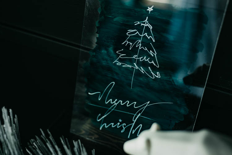 Modern Holiday DIY Acrylic Sign - love this simple line art tree tutorial