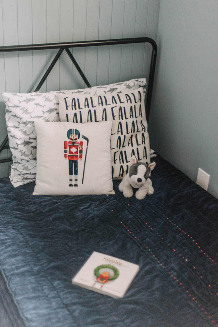 Simple holiday decor touches for the kids bedroom