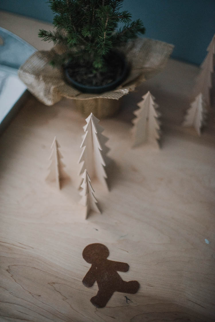Simple holiday decor touches for the kids bedroom