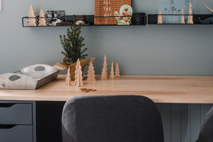 Simple holiday decor touches for the kids bedroom