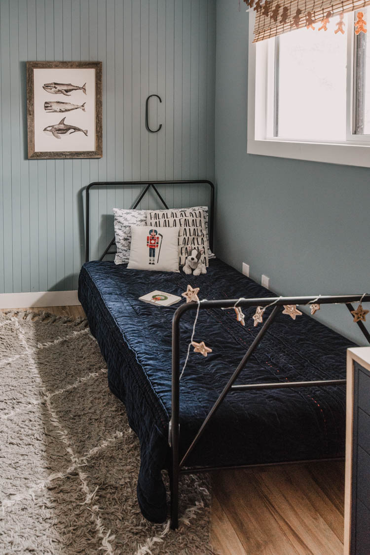 Simple holiday decor touches for the kids bedroom