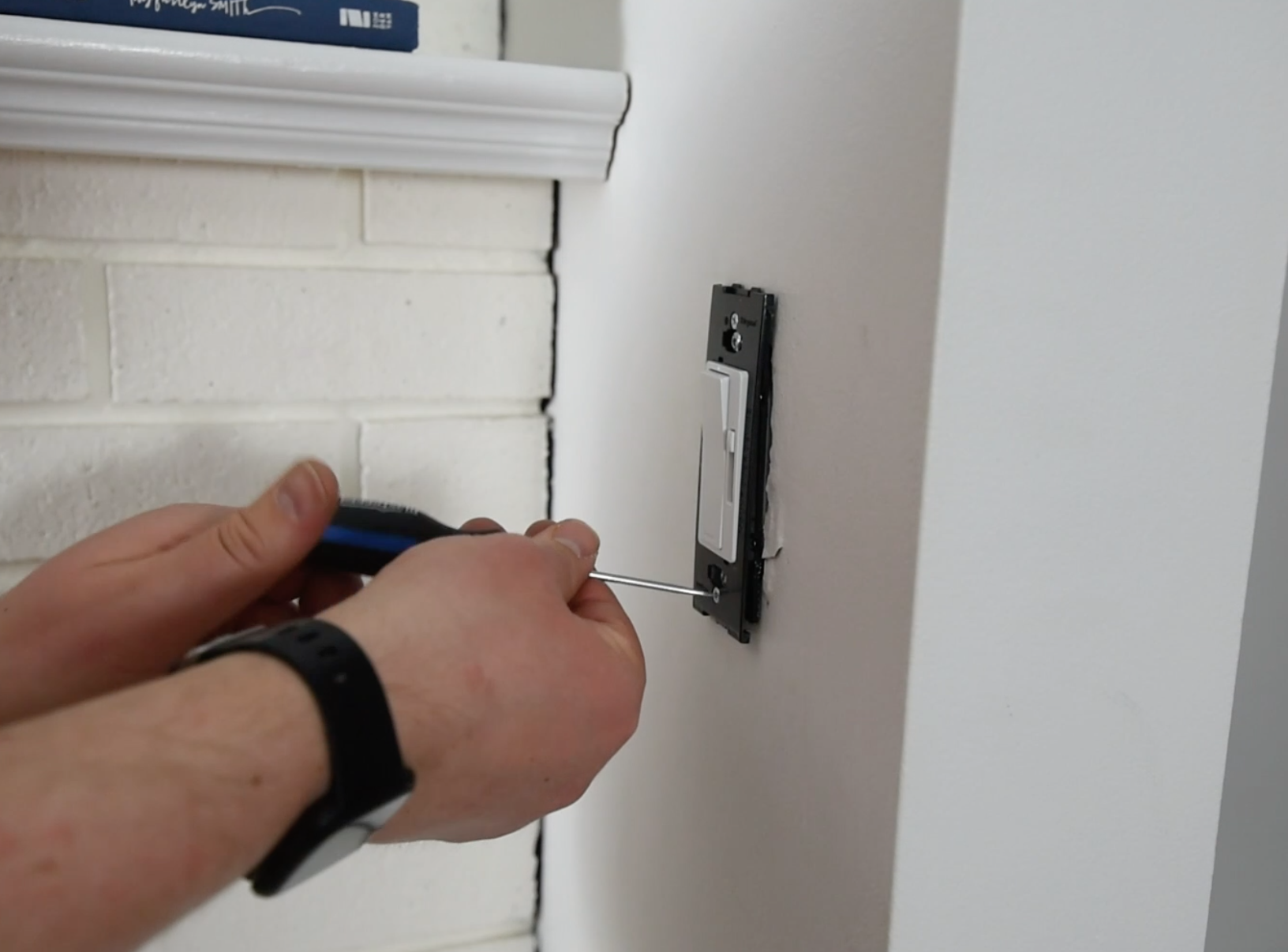 How to use a screwless faceplate for switches and plugs