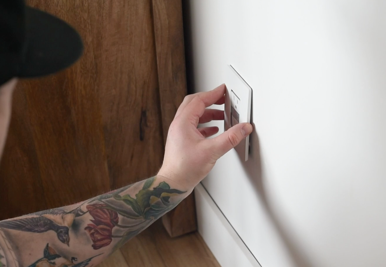 How to use a screwless faceplate for switches and plugs