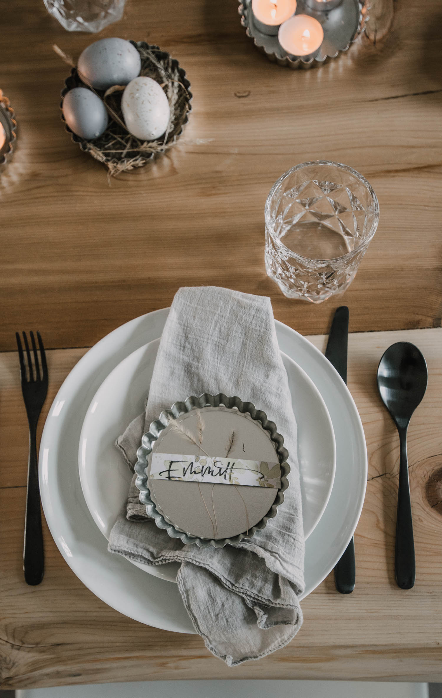 Casual easter table decor