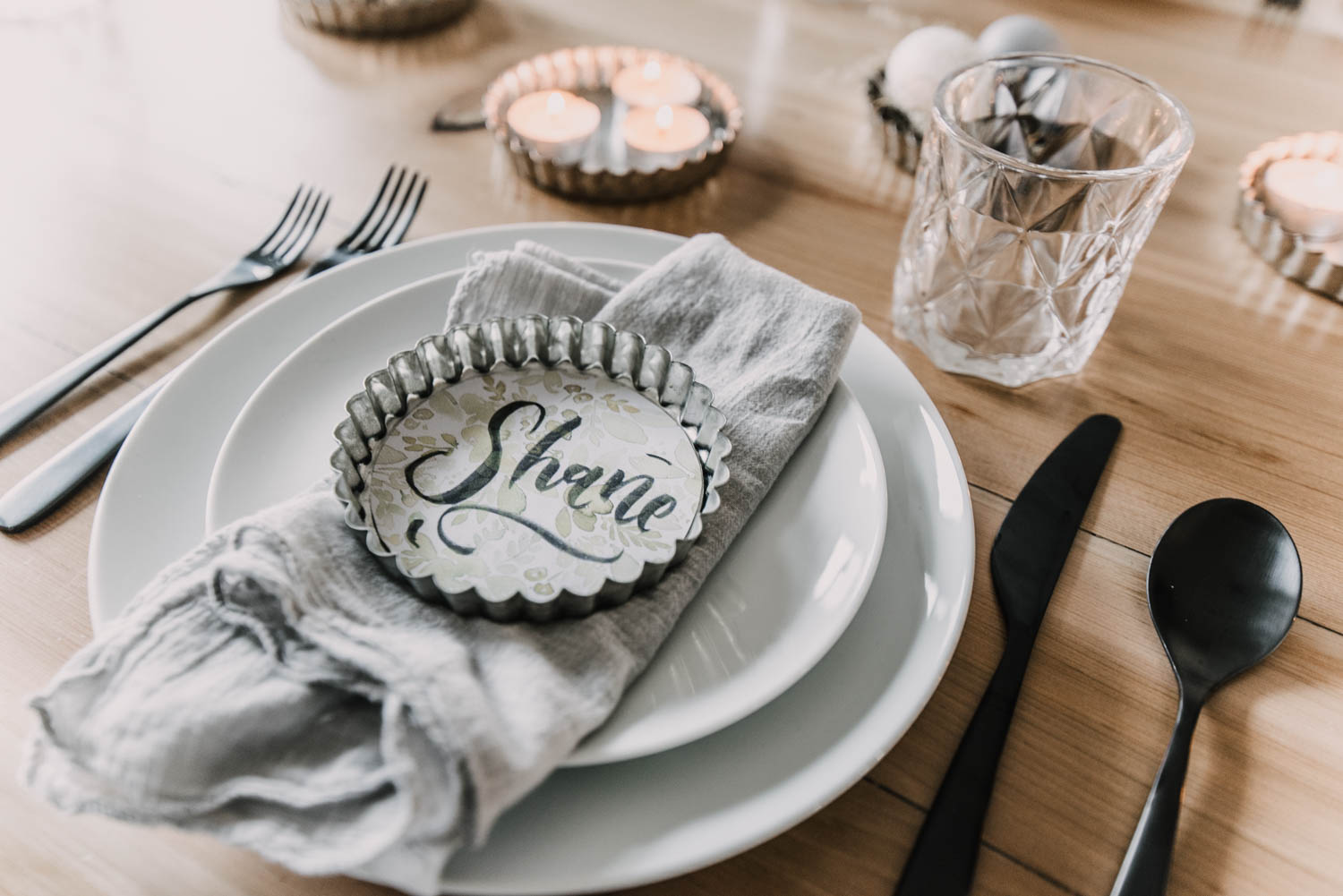 Tart pans as place cards- Love the bold brush lettering on the watercolor paper