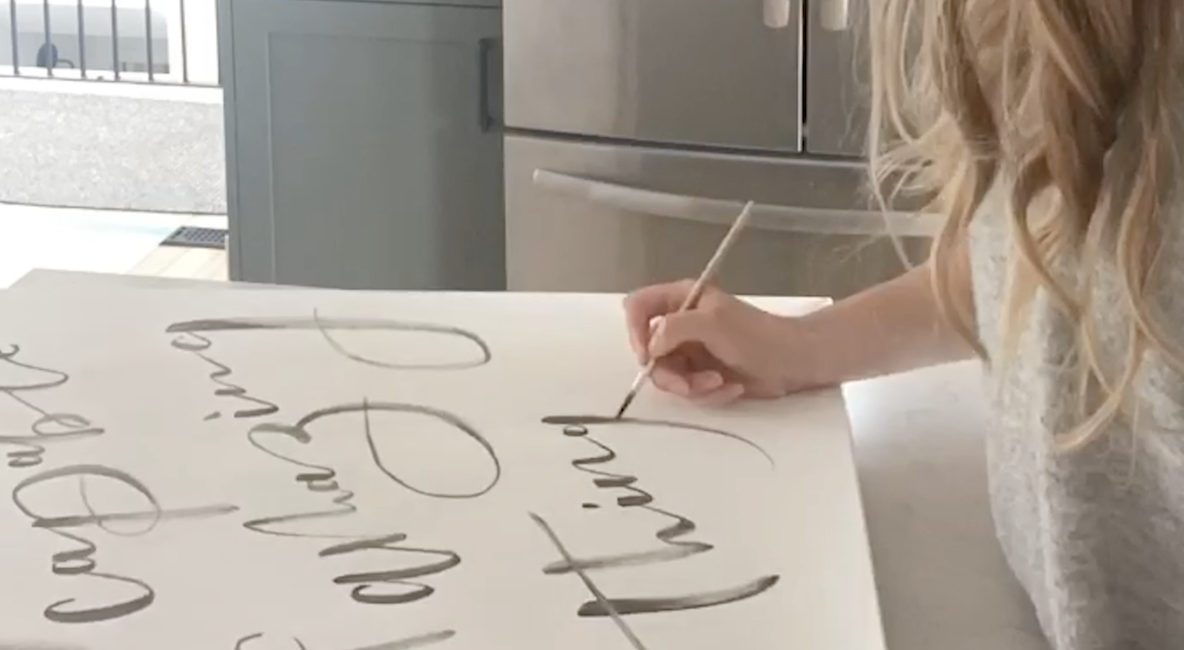 Tips to get a modern calligraphy look of brush lettering on canvas