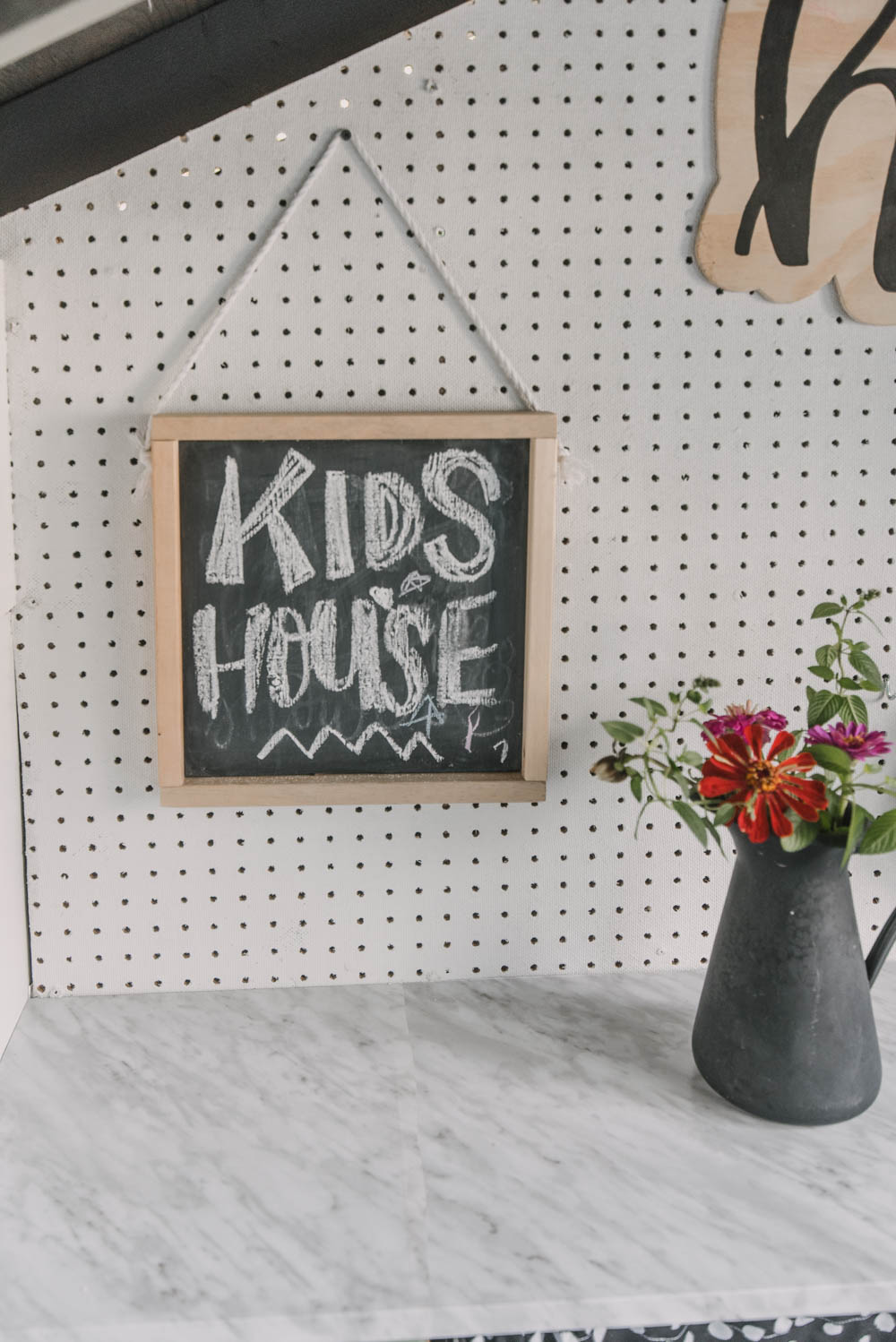 Simple hanging wood chalkboard DIY
