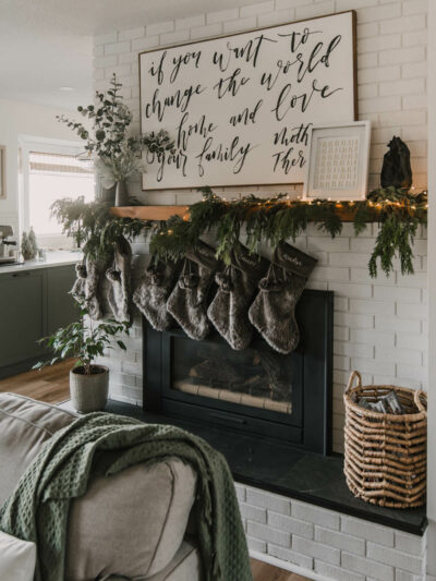 Simple Holiday Mantel Decor