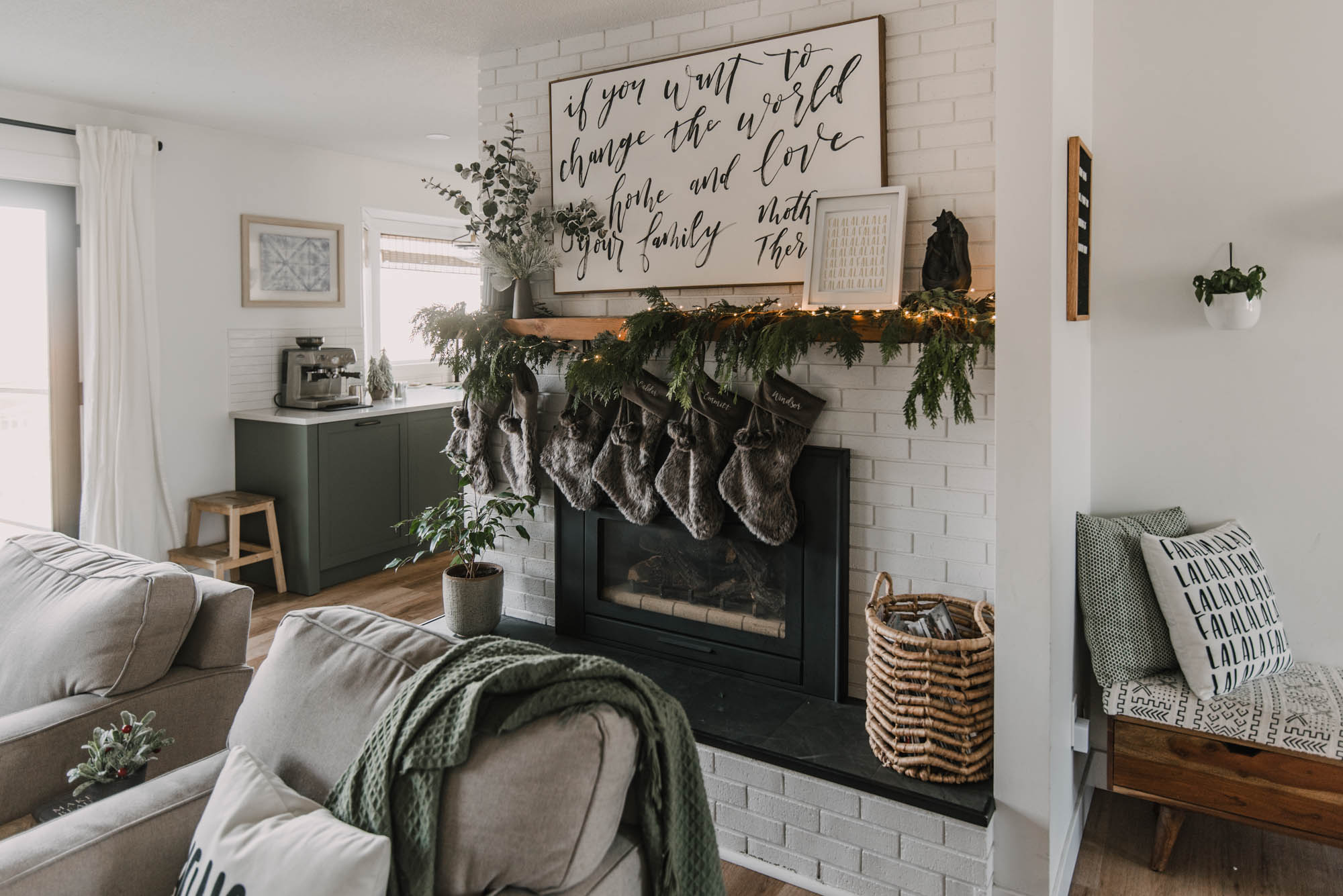Simple Holiday Mantel Decor