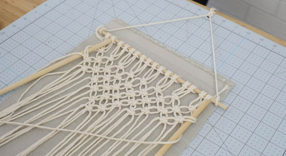 alternating Square knots for a macrame stocking in a triangle