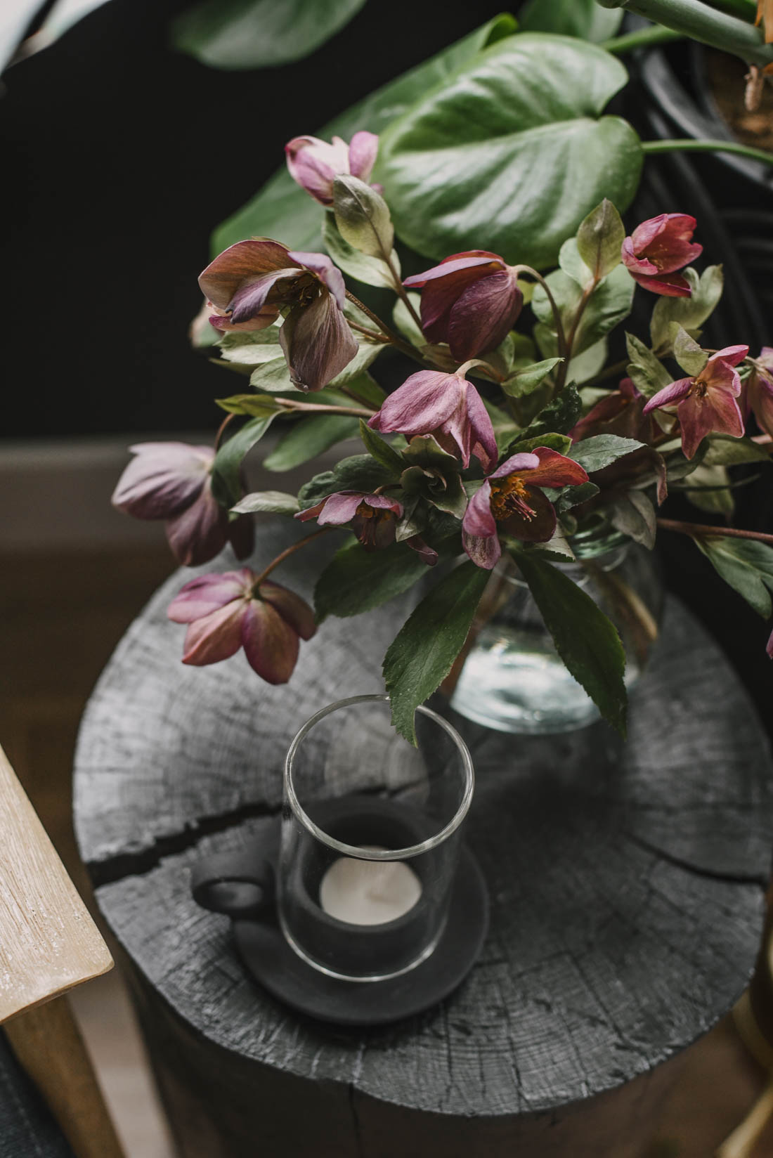 DIY Stump tables in this bedroom makeover