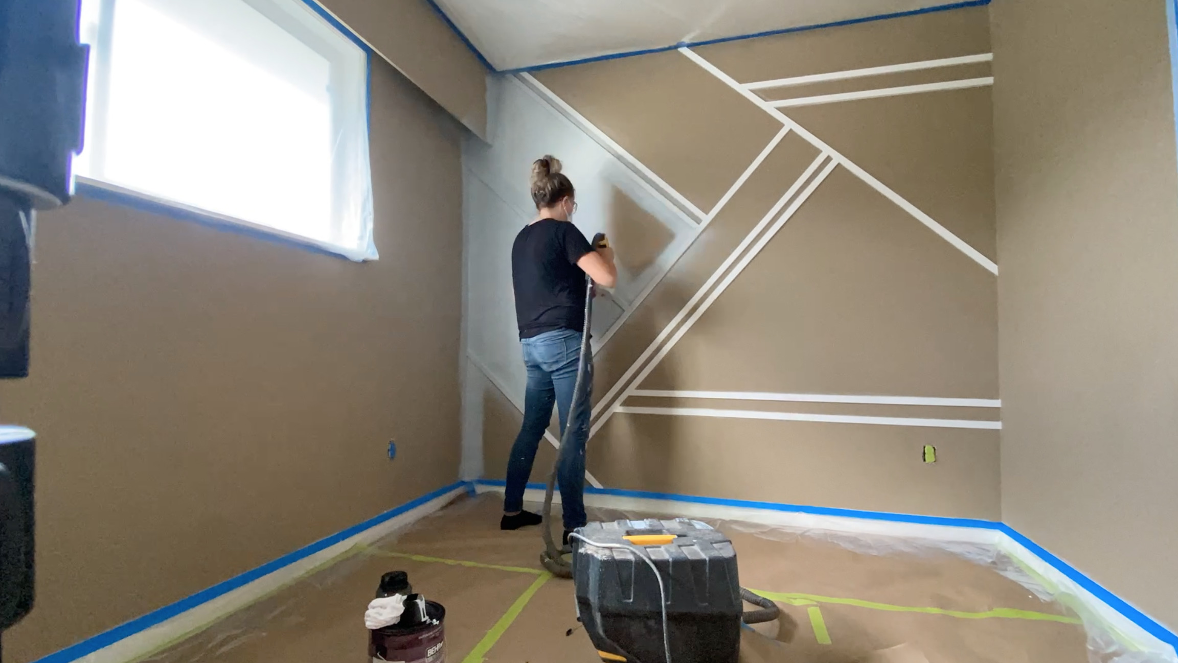 the best way to paint a moulding wall