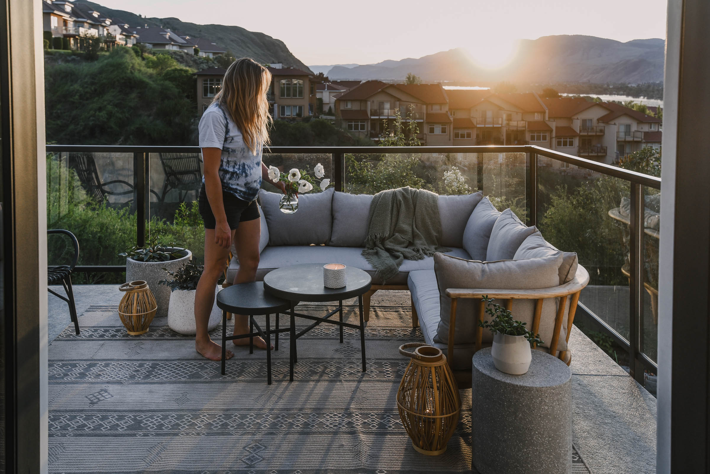 Decorating a modern deck