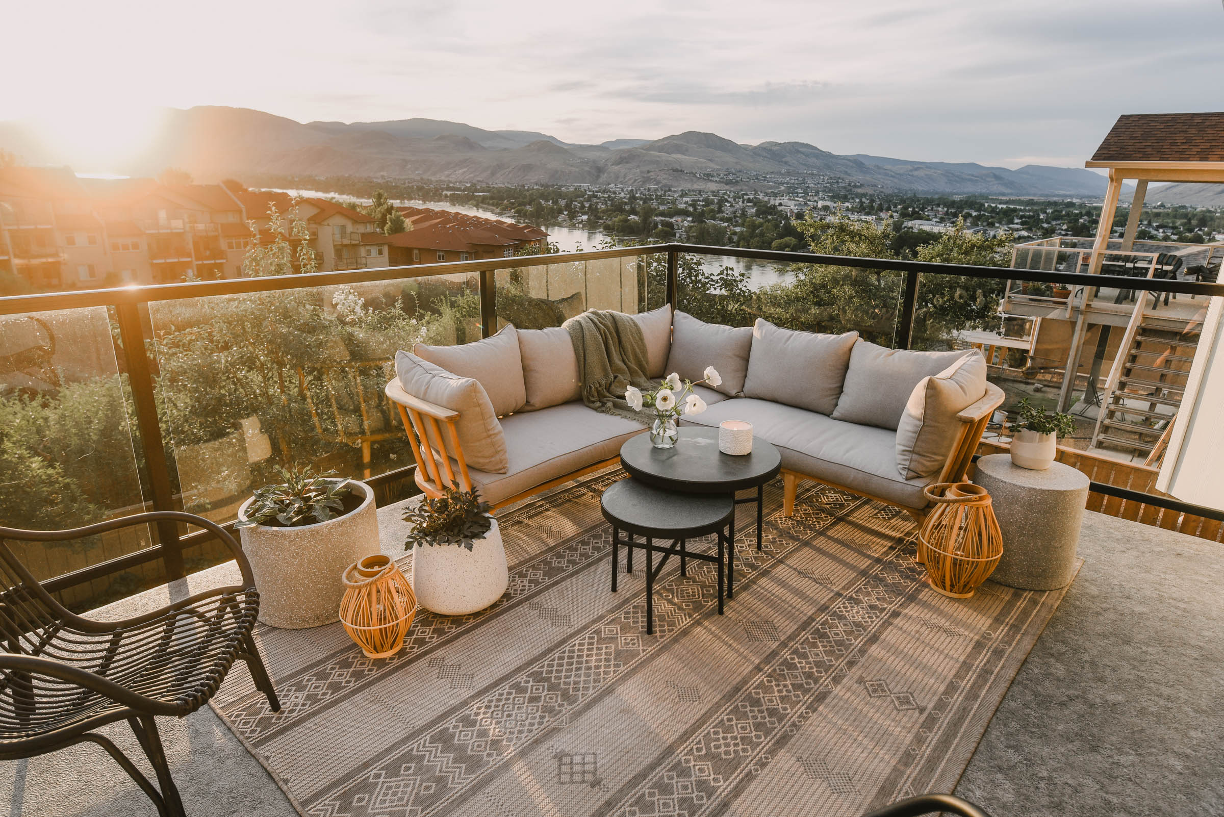 Cozy modern patio decor with glass railing and modern patterned rug