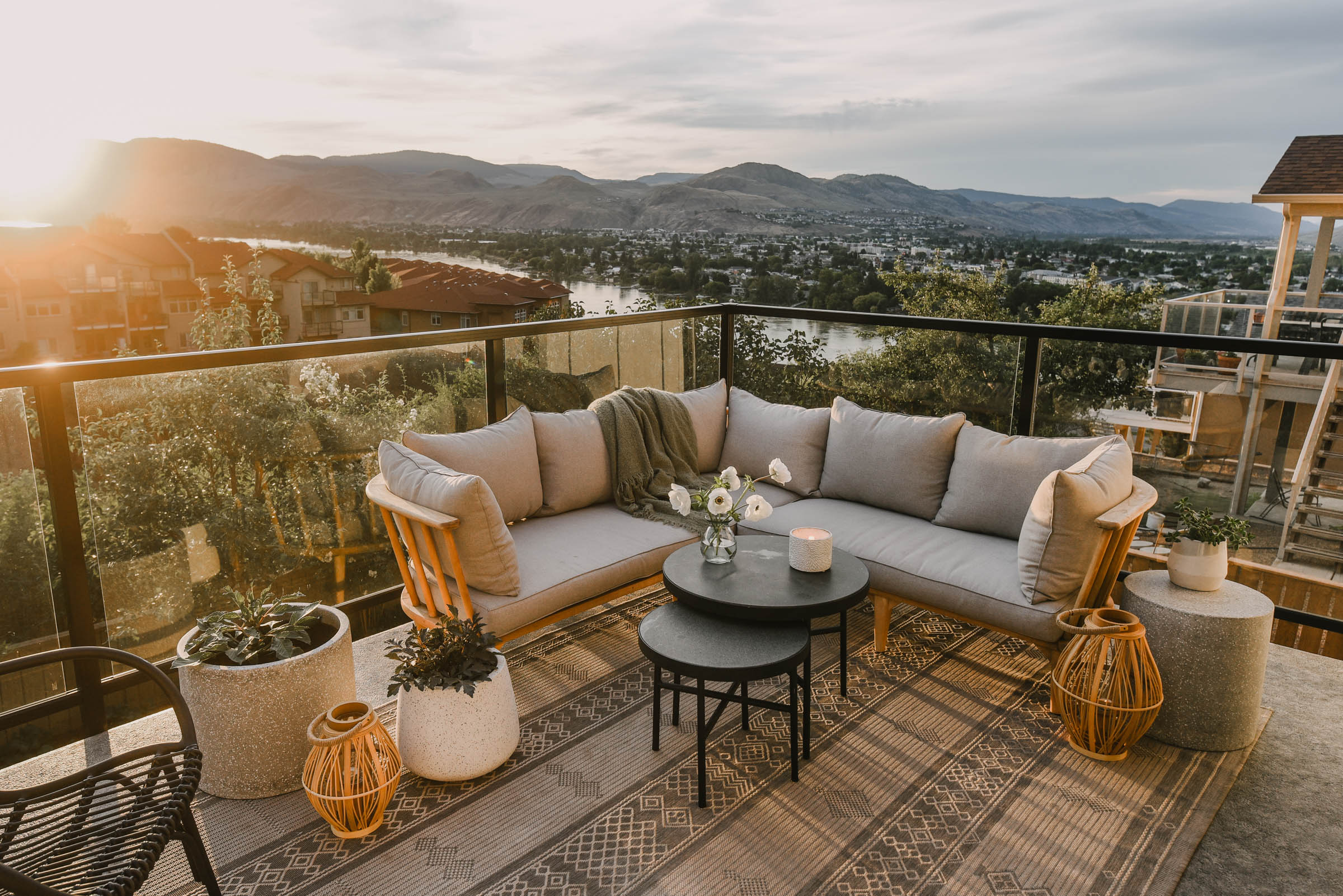 A grey and white flatweave outdoor washable rug is placed with a patio conversation set.