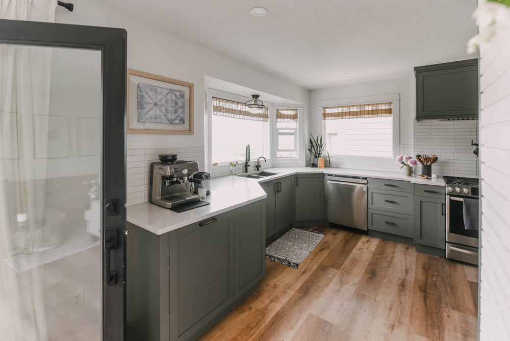 Summer kitchen decorating for a minimalist