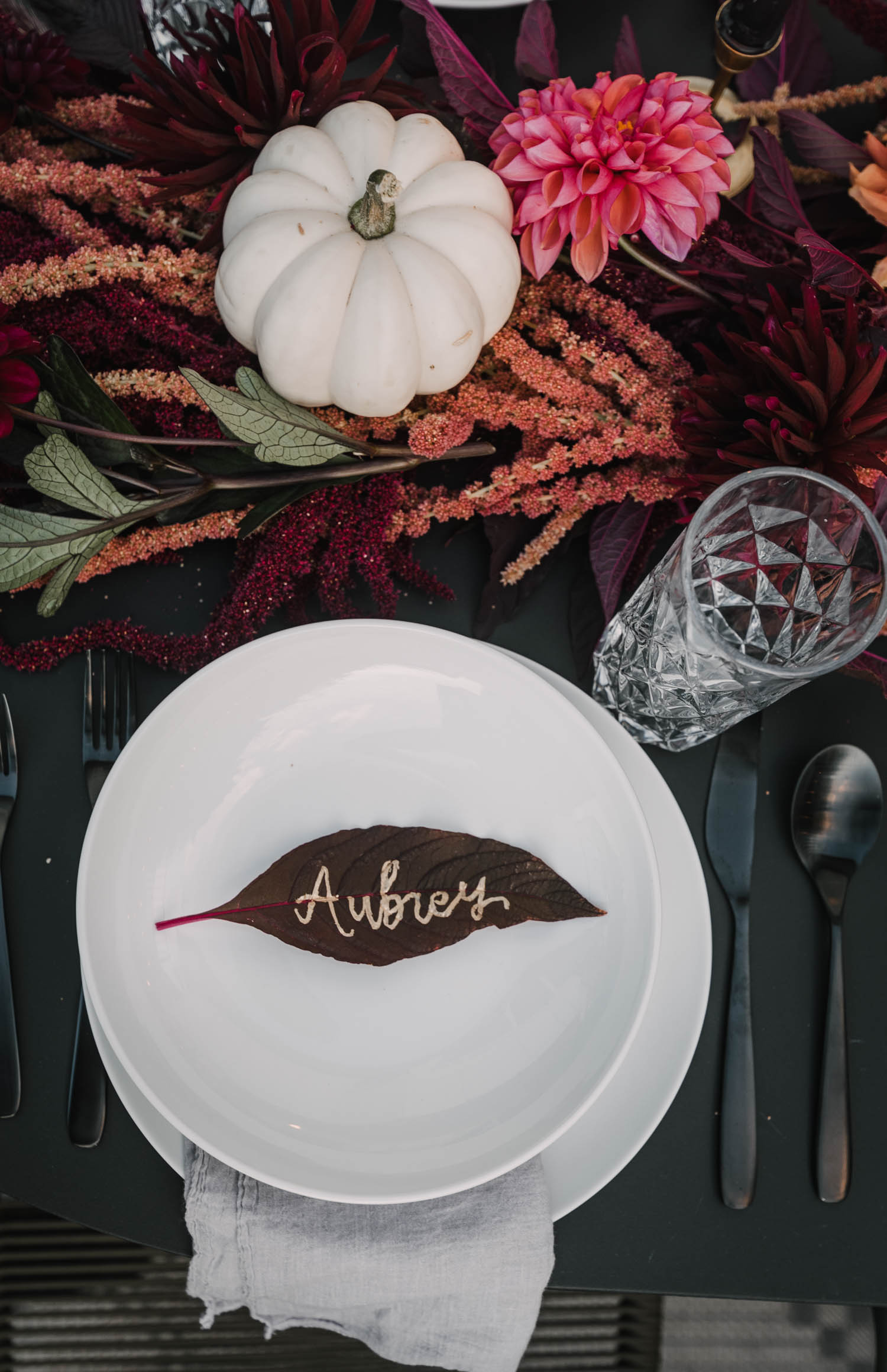 Gold lettering on leaves place cards