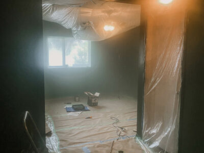 Painting a moulding wall with a paint sprayer