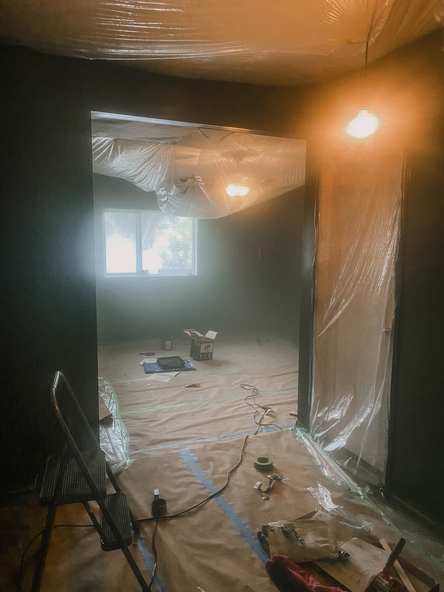 Painting a moulding wall with a paint sprayer