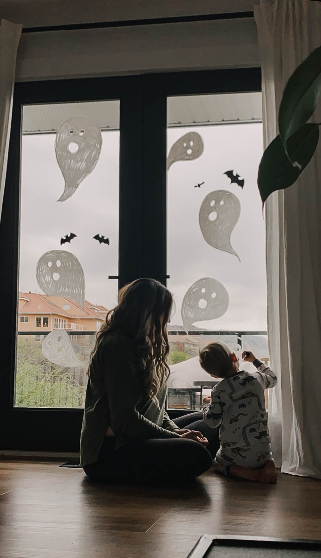 Simple DIY Halloween Window Decor