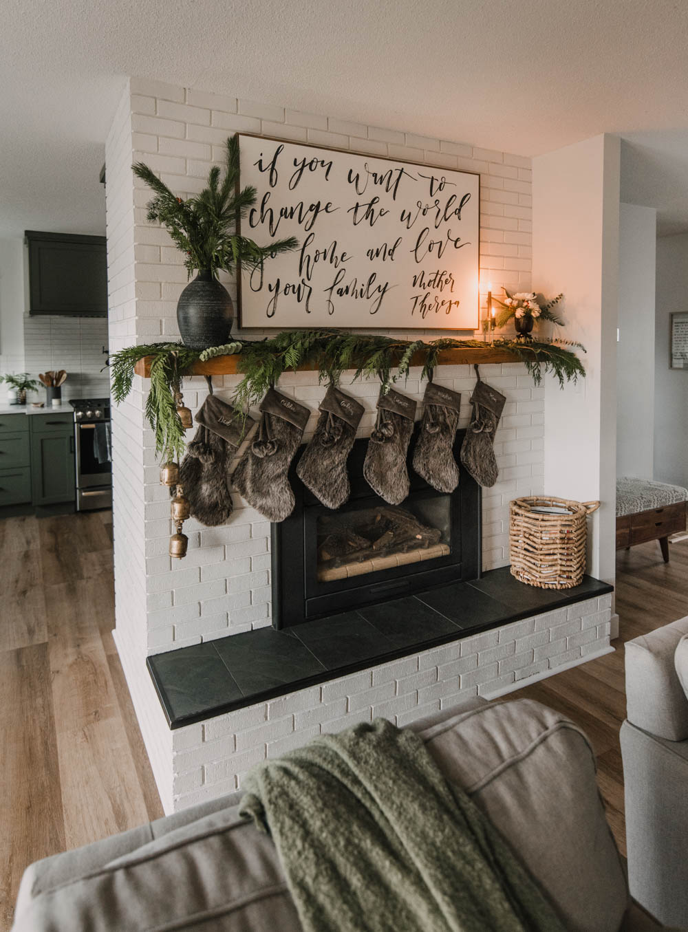 Cozy modern holiday mantel ideas