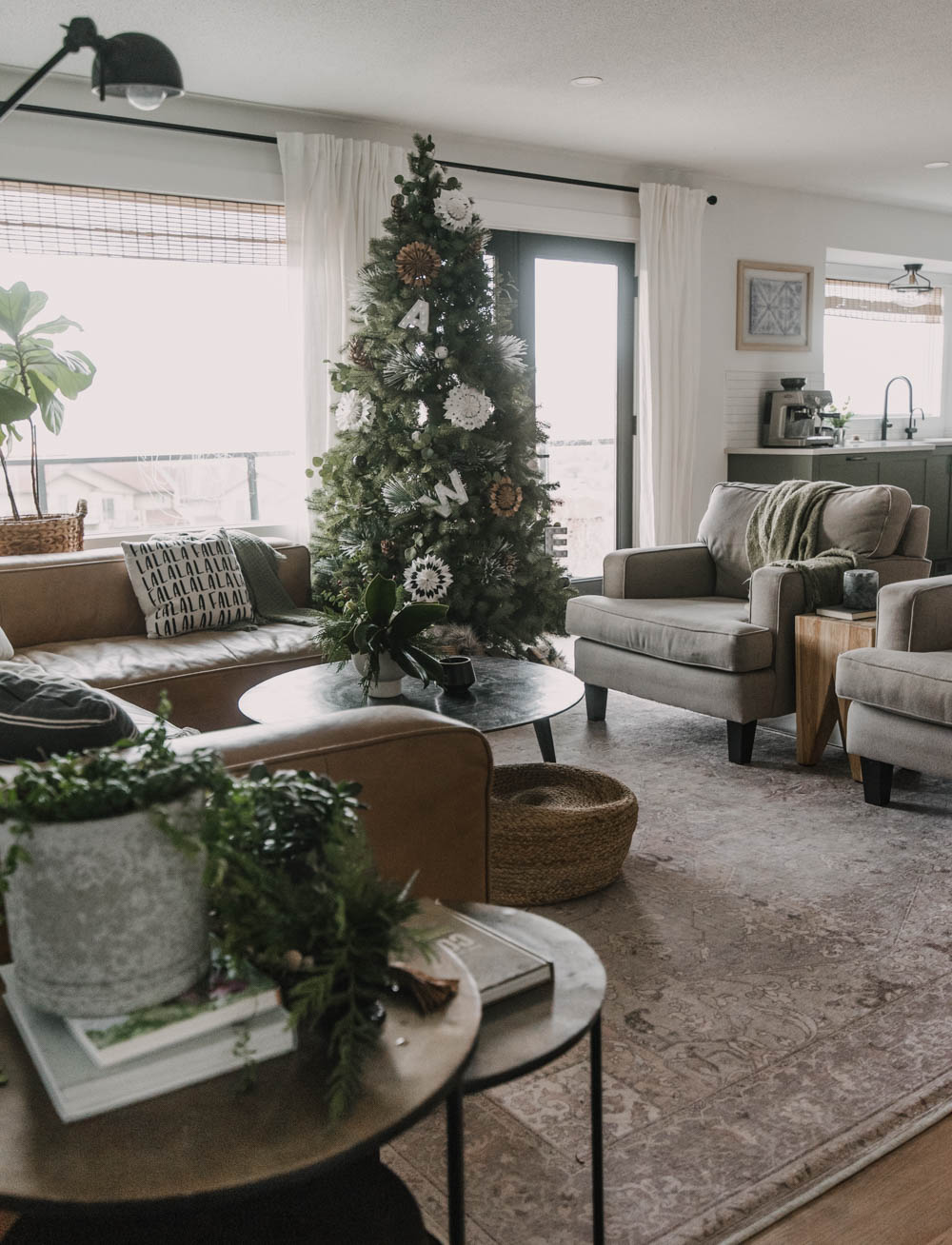 Modern Classic Christmas Decorating