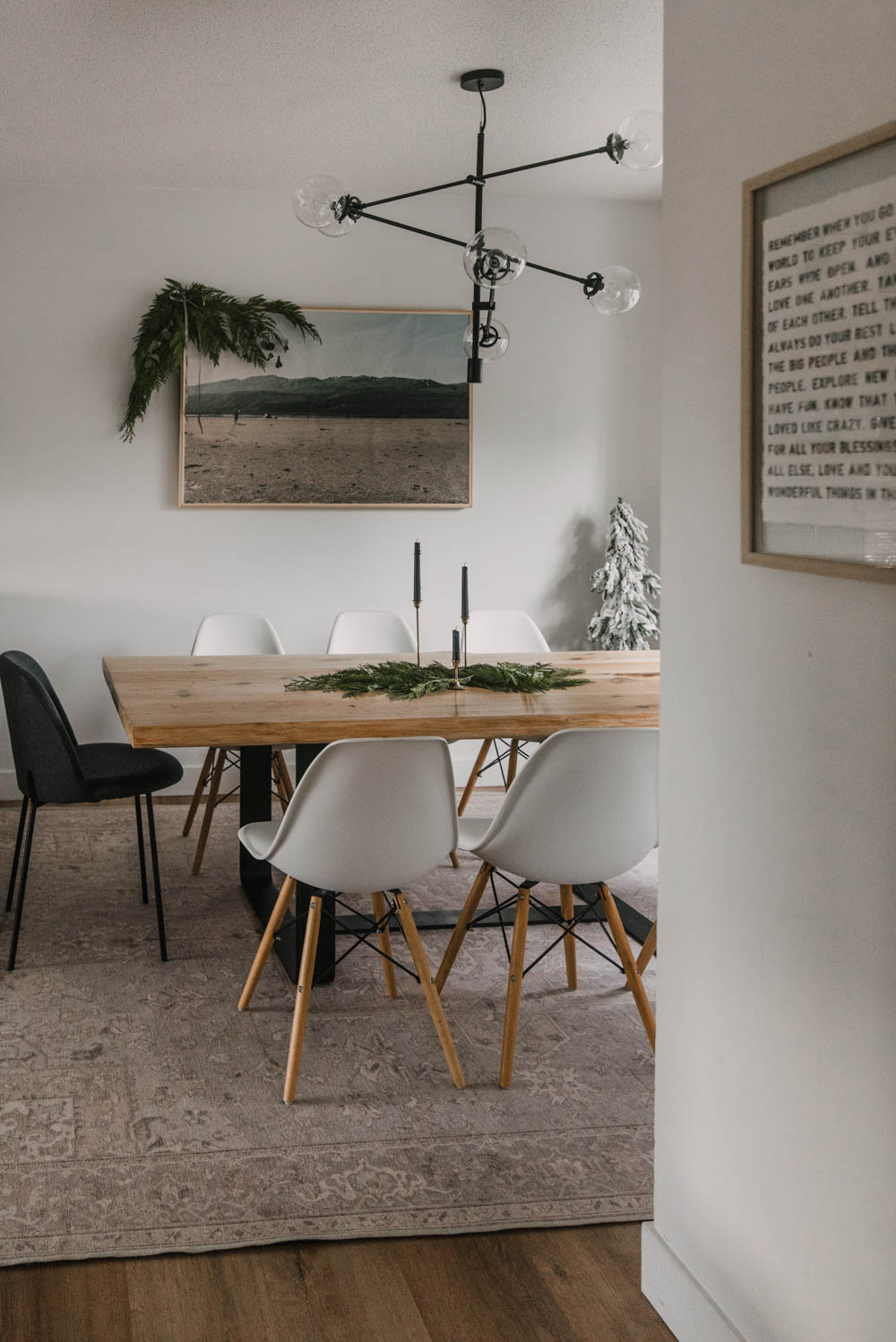 Simple and cozy holiday dining room