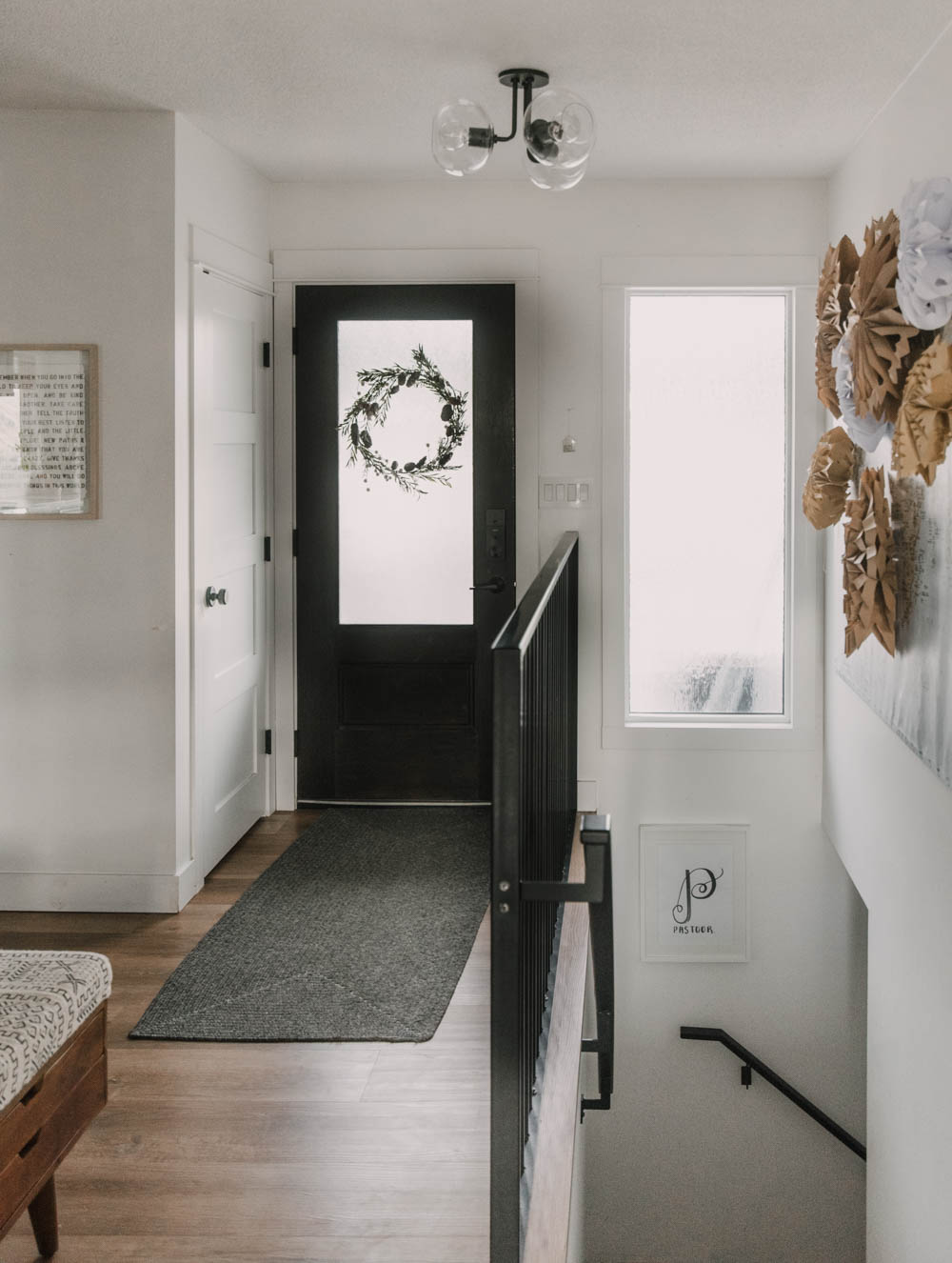 Simple Holiday Entryway Decor