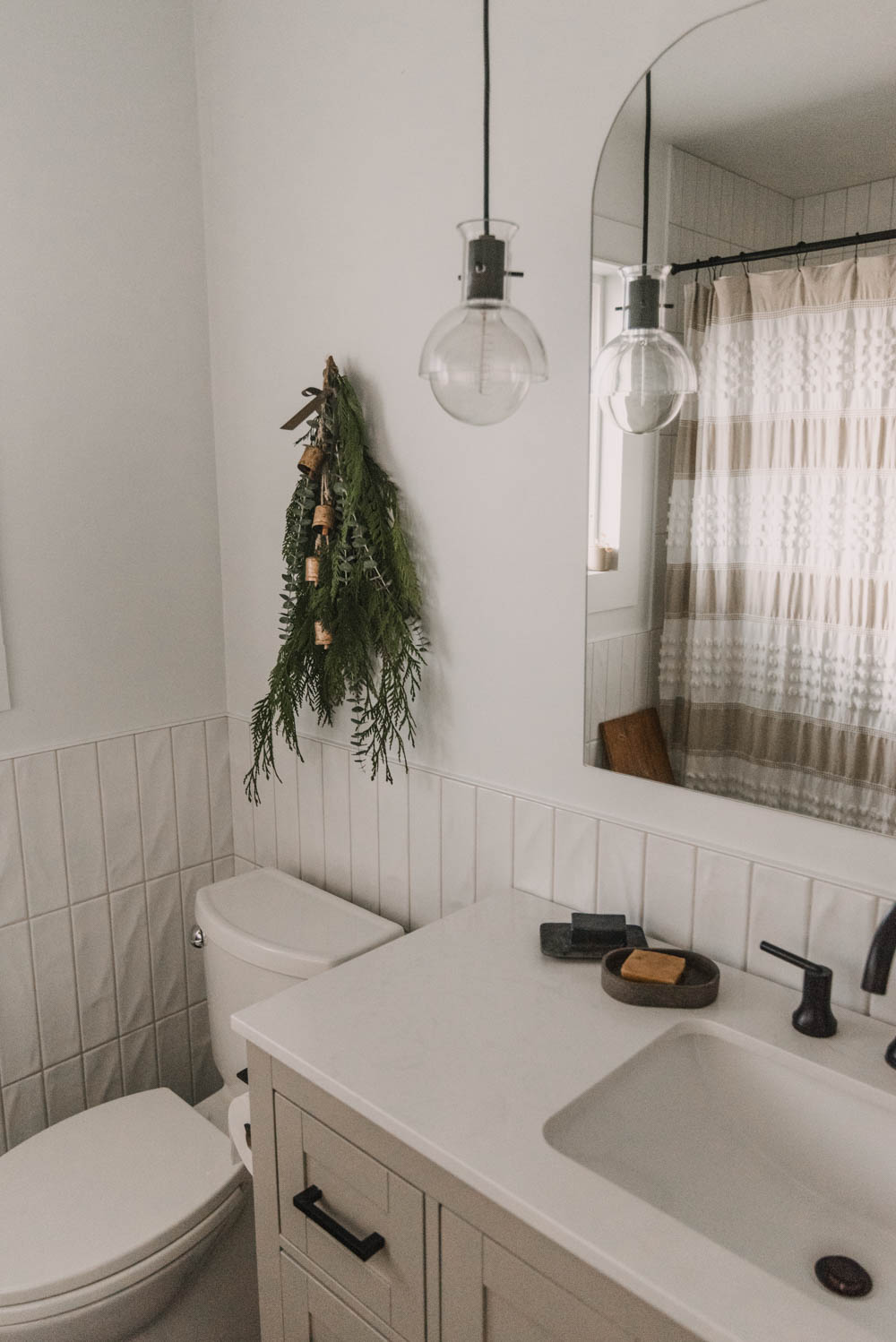 Simple holiday bathroom decor