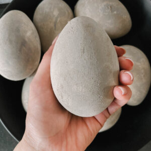 DIY Concrete look easter eggs
