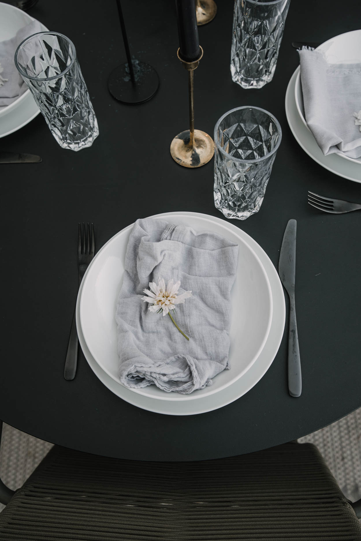 Simple tablescape for patio dining