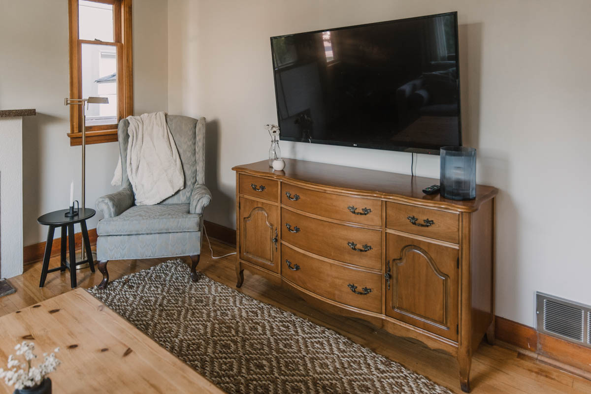 Thrifted furniture for a cozy living room makeover