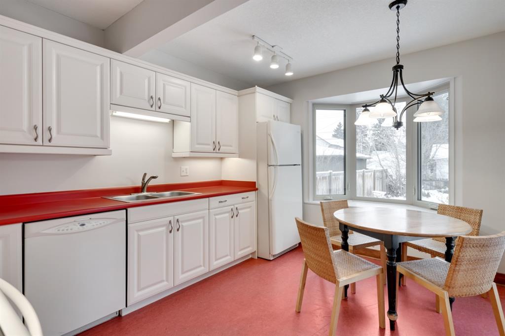 Eat in kitchen before photos