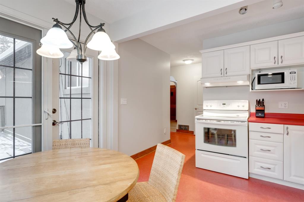 Eat in kitchen before photos