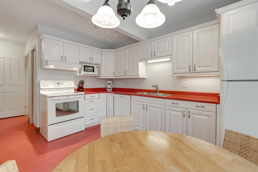 Eat in kitchen before photos