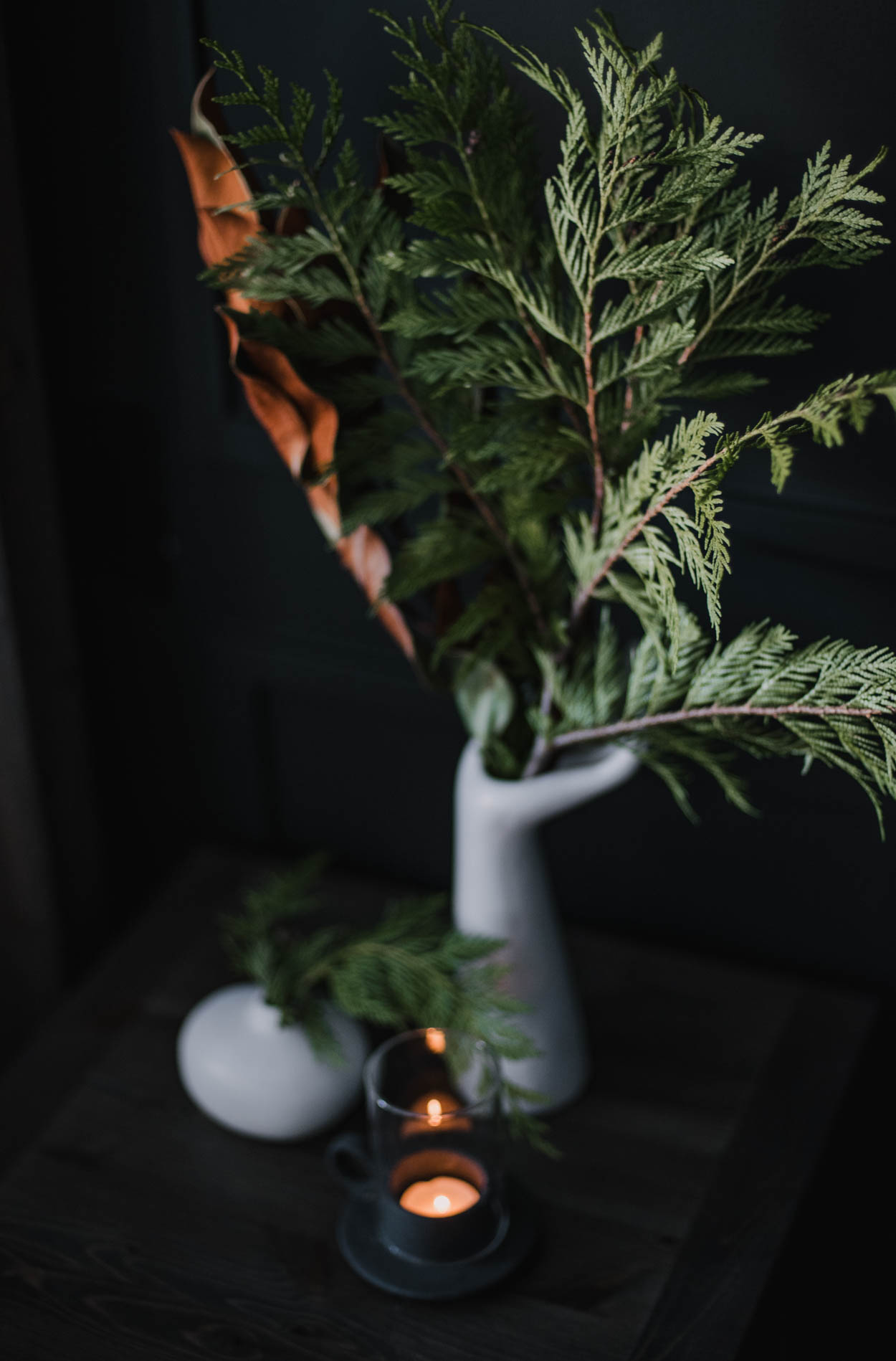simple holiday greenery arrangemnt