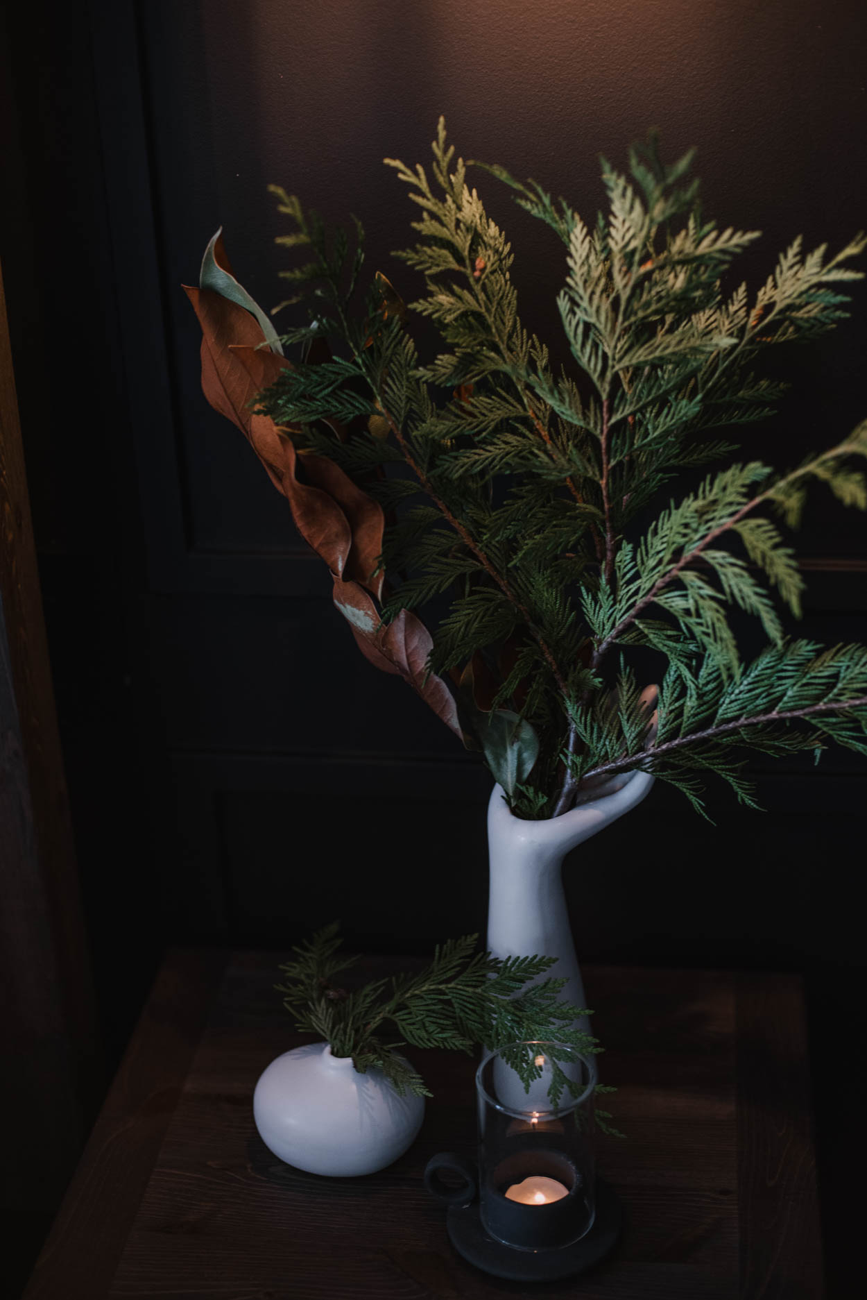 simple holiday greenery arrangemnt