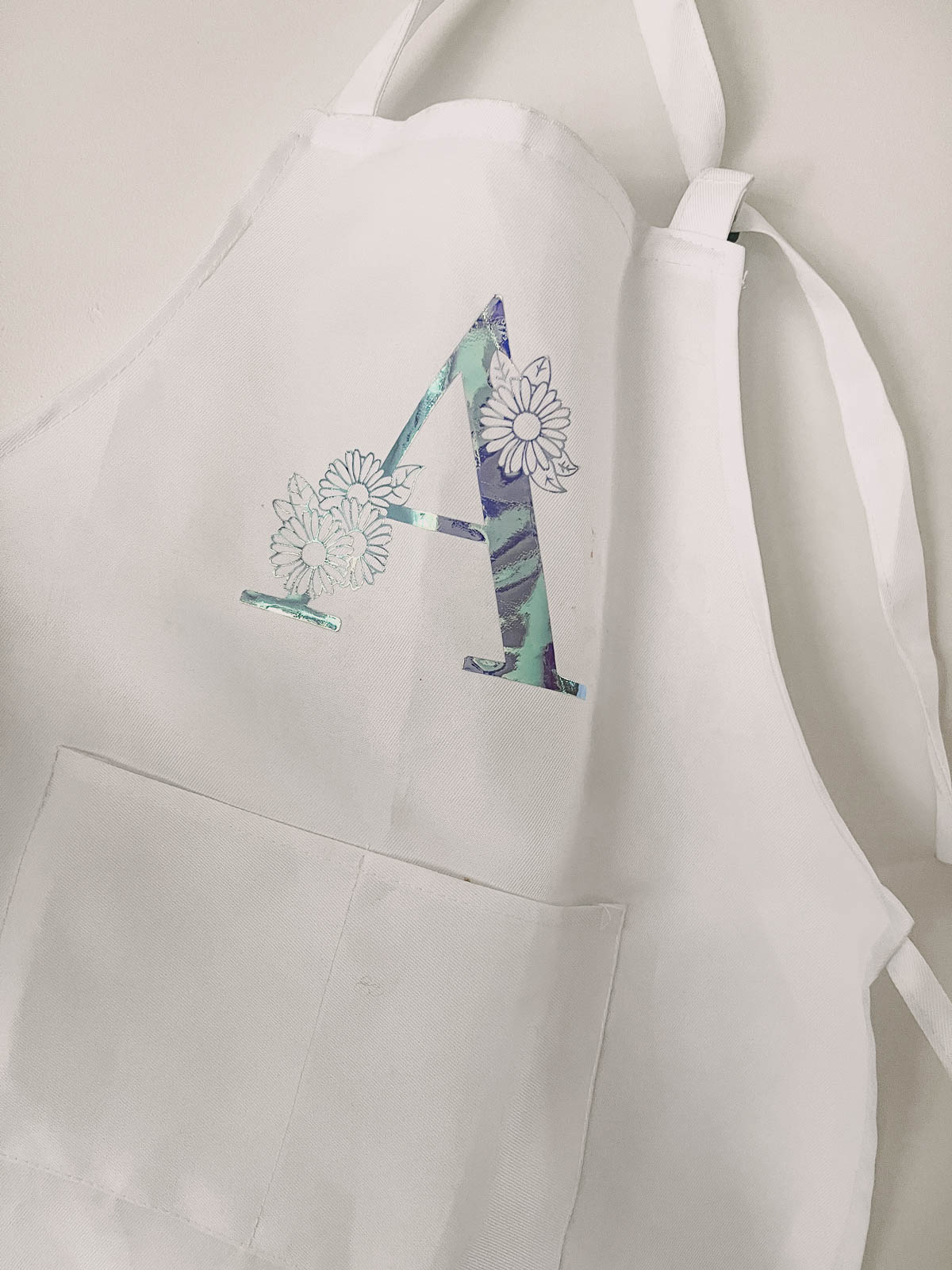 DIY customized apron for a cake decorating party favor