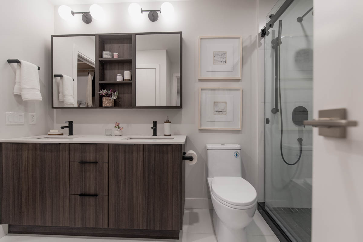 Adding touches of spring to the bathroom with plants and pink florals