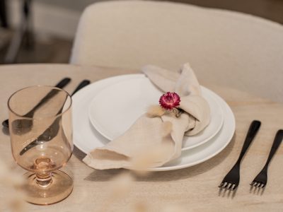 Fall tablescape with tan napkins and straw flowers