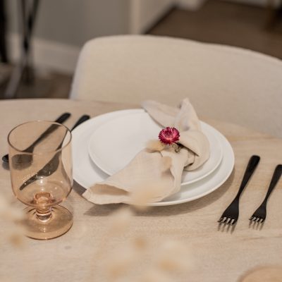 Fall tablescape with tan napkins and straw flowers