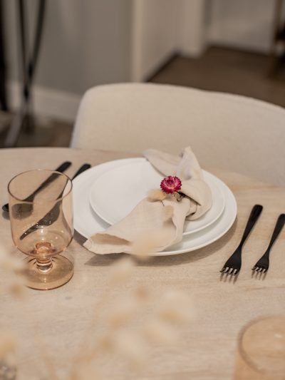 Fall tablescape with tan napkins and straw flowers