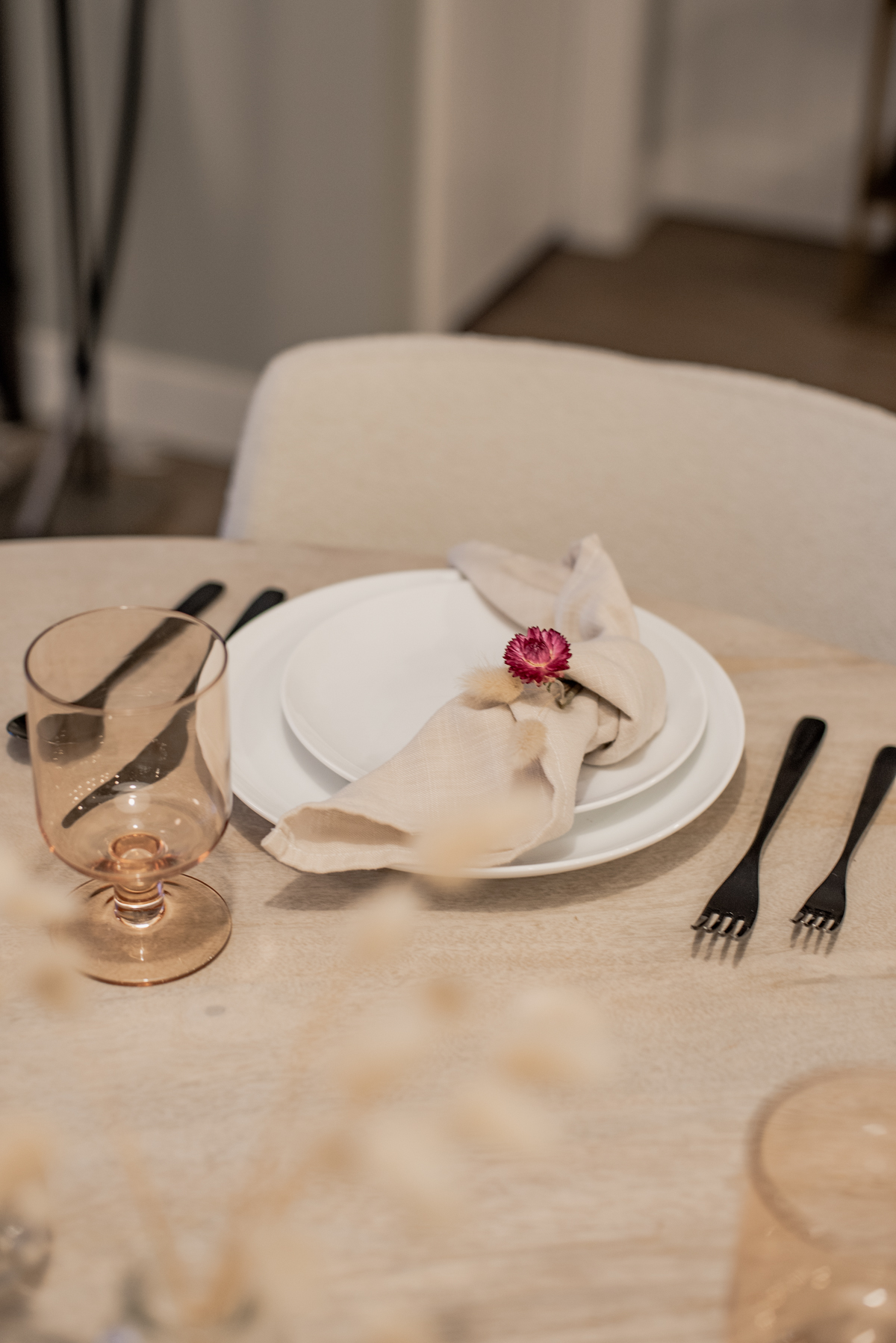 Fall tablescape with tan napkins and straw flowers