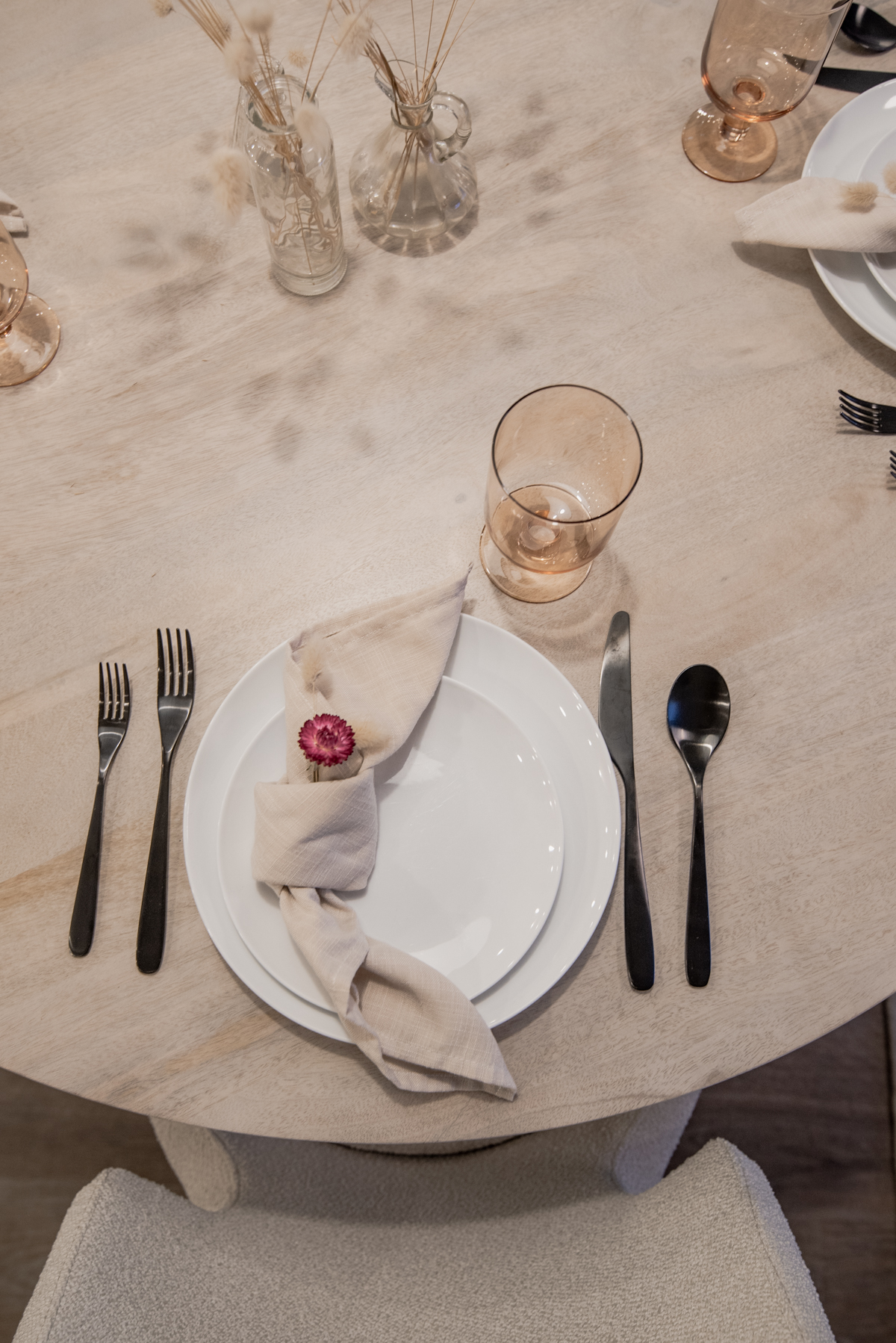 Neutral and minimalistic Fall Table Setting