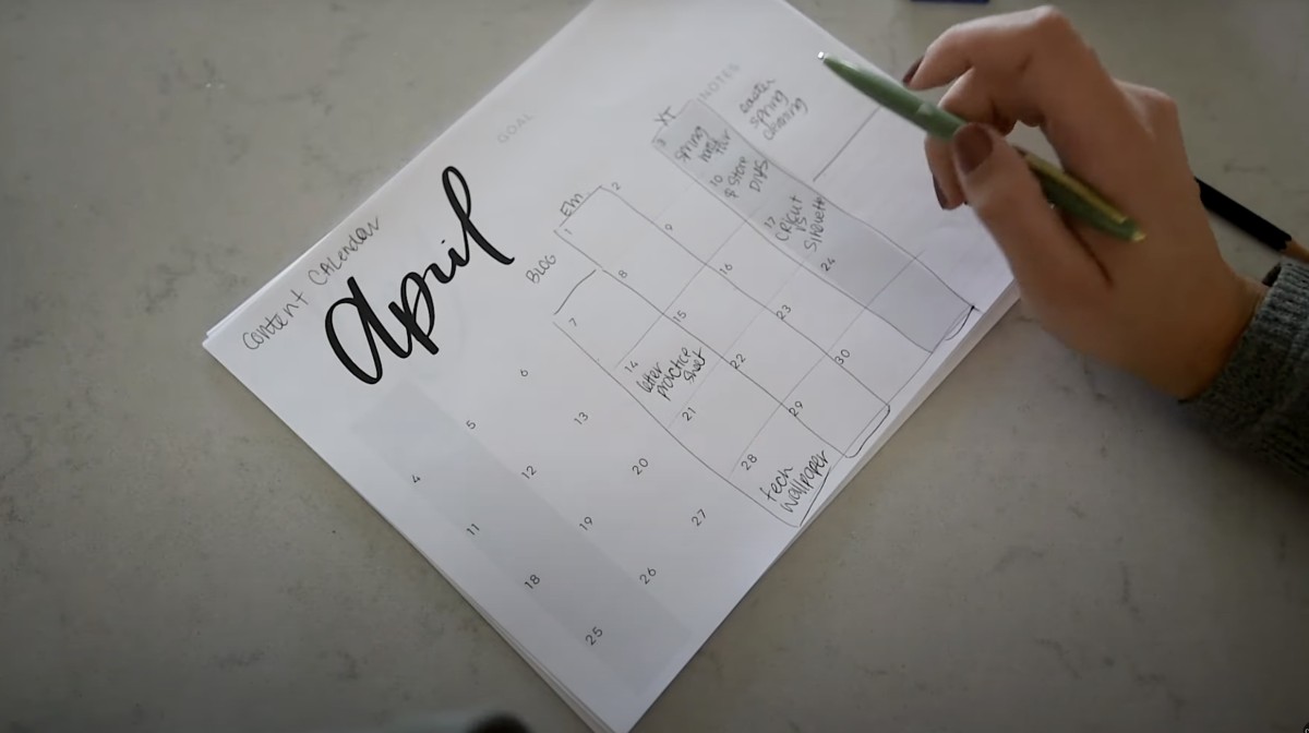 how to get easily content plan with a printable calendar - image shows paper content plan in action