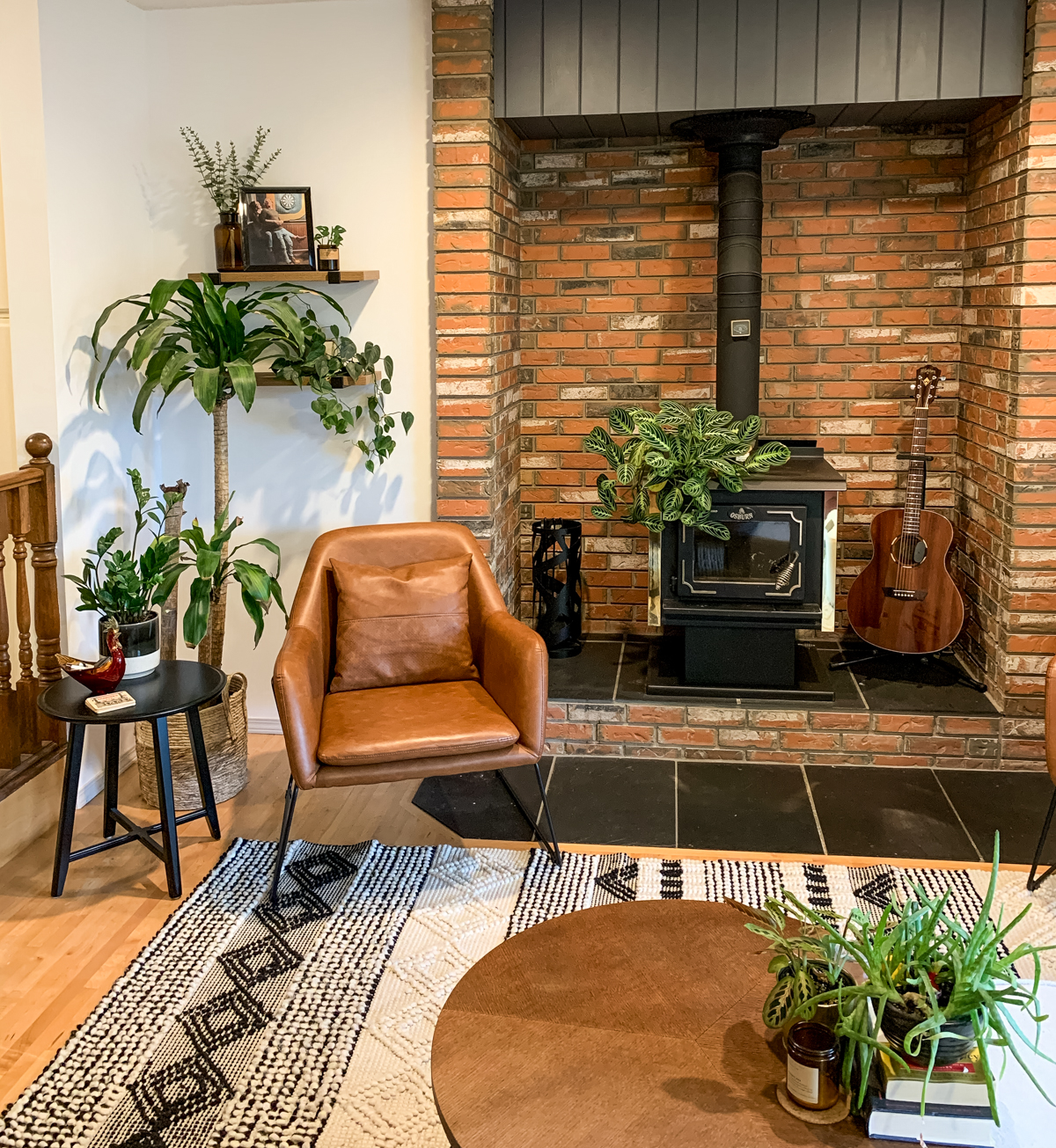 Yucca plant, prayer plant, raven ZZ, aloe and pothos are all adding life and movement to this vintage modern living room space!